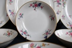 AHRENFELDT FLORAL SPRAY- BERRY BOWL  .....   http://jaapiesfinechinastore.com