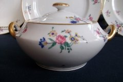 AHRENFELDT FLORAL SPRAY- COVERED SUGAR BOWL   .....   http://jaapiesfinechinastore.com