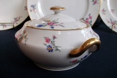 AHRENFELDT FLORAL SPRAY- COVERED SUGAR BOWL   .....   http://jaapiesfinechinastore.com