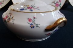 AHRENFELDT FLORAL SPRAY- COVERED SUGAR BOWL   .....   http://jaapiesfinechinastore.com