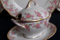 BAWO & DOTTER ELITE WORKS BRIDAL WREATH- SAUCE BOAT.....   https://www.jaapiesfinechinastore.com