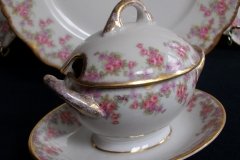 BAWO & DOTTER ELITE WORKS BRIDAL WREATH- SAUCE BOAT.....   http://jaapiesfinechinastore.com