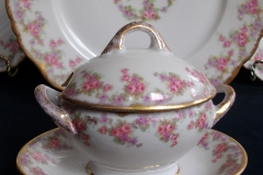 BAWO & DOTTER ELITE WORKS BRIDAL WREATH- SAUCE BOAT.....   https://www.jaapiesfinechinastore.com