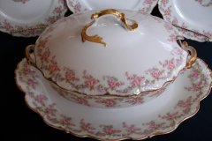 BAWO & DOTTER ELITE WORKS BRIDAL WREATH-  COVERED SOUP TUREEN   .....   http://jaapiesfinechinastore.com