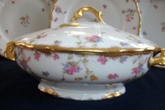 BAWO & DOTTER  (ELITE WORKS) SCATTERED FLOWERS- OVAL COVERED SERVING BOWL .....   http://jaapiesfinechinastore.com