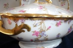 BAWO & DOTTER  (ELITE WORKS) SCATTERED FLOWERS- OVAL COVERED SERVING BOWL .....   http://jaapiesfinechinastore.com