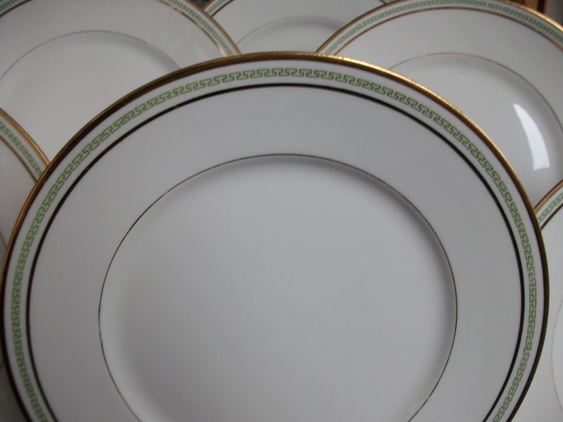 CHARLES MARTIN (CM) GREEN GREEK KEY-  DINNER PLATE 9 5/8"     ..... http://jaapiesfinechinastore.com