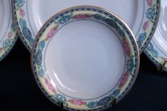 HAAS & CZJZEK-BLACK KNIGHT- CAMBRIDGE- BERRY BOWL .....   http://jaapiesfinechinastore.com