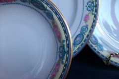 HAAS & CZJZEK-BLACK KNIGHT- CAMBRIDGE- BERRY BOWL .....   http://jaapiesfinechinastore.com