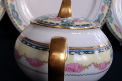 HAAS & CZJZEK-BLACK KNIGHT- CAMBRIDGE- COVERED SUGAR BOWL  .....   https://www.jaapiesfinechinastore.com