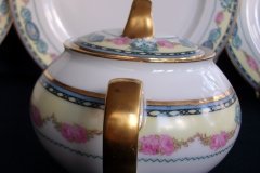 HAAS & CZJZEK-BLACK KNIGHT- CAMBRIDGE- COVERED SUGAR BOWL  .....   http://jaapiesfinechinastore.com