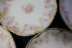 HAVILAND FLORAL GARLAND SCH 525-  BUTTER PAT..... http://jaapiesfinechinastore.com