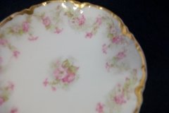 HAVILAND FLORAL GARLAND SCH 525-  BUTTER PAT..... http://jaapiesfinechinastore.com