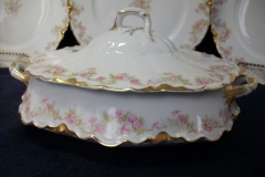 HAVILAND FLORAL GARLAND SCH 525- OVAL COVERED  SERVING BOWL   ..... https://www.jaapiesfinechinastore.com