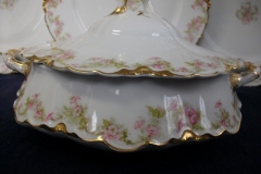 HAVILAND FLORAL GARLAND SCH 525- ROUND COVERED  SERVING BOWL   ..... https://www.jaapiesfinechinastore.com