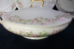 HAVILAND ROSE GARLAND-   COVERED SERVING BOWL   ..... https://www.jaapiesfinechinastore.com