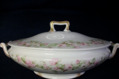 HAVILAND ROSE GARLAND-   COVERED SERVING BOWL   ..... https://www.jaapiesfinechinastore.com