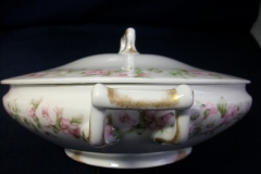 HAVILAND ROSE GARLAND-   COVERED SERVING BOWL   ..... https://www.jaapiesfinechinastore.com