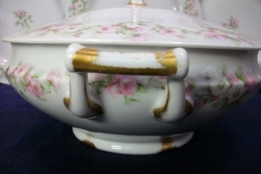 HAVILAND ROSE GARLAND-   SOUP TUREEN   ..... https://www.jaapiesfinechinastore.com