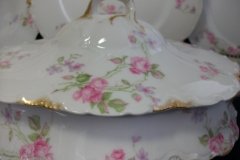 HAVILAND SCATTERED ROSES SCH 39F-OVAL COVERED SERVING BOWL  ..... http://jaapiesfinechinastore.com