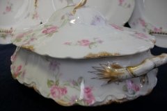 HAVILAND SCATTERED ROSES SCH 39F-OVAL COVERED SERVING BOWL  ..... http://jaapiesfinechinastore.com