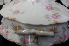 HAVILAND SCATTERED ROSES SCH 39F-OVAL COVERED SERVING BOWL  ..... http://jaapiesfinechinastore.com