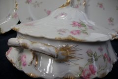 HAVILAND SCATTERED ROSES SCH 39F-OVAL COVERED SERVING BOWL  ..... http://jaapiesfinechinastore.com