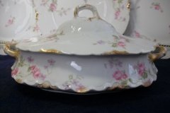 HAVILAND SCATTERED ROSES SCH 39F-OVAL COVERED SERVING BOWL  ..... http://jaapiesfinechinastore.com