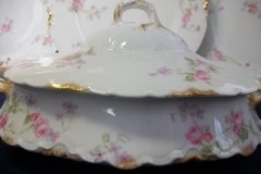 HAVILAND SCATTERED ROSES SCH 39F-OVAL COVERED SERVING BOWL  ..... http://jaapiesfinechinastore.com