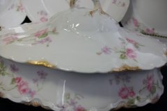 HAVILAND SCATTERED ROSES SCH 39F-OVAL COVERED SERVING BOWL  ..... http://jaapiesfinechinastore.com