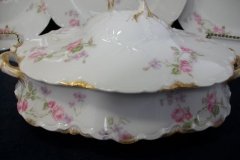 HAVILAND SCATTERED ROSES SCH 39F-OVAL COVERED SERVING BOWL  ..... http://jaapiesfinechinastore.com