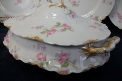 HAVILAND SCATTERED ROSES SCH 39F-OVAL COVERED SERVING BOWL  ..... http://jaapiesfinechinastore.com