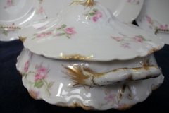 HAVILAND SCATTERED ROSES SCH 39F-OVAL COVERED SERVING BOWL  ..... http://jaapiesfinechinastore.com