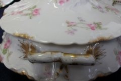 HAVILAND SCATTERED ROSES SCH 39F-OVAL COVERED SERVING BOWL  ..... http://jaapiesfinechinastore.com