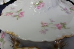 HAVILAND SCATTERED ROSES SCH 39F-OVAL COVERED SERVING BOWL  ..... http://jaapiesfinechinastore.com