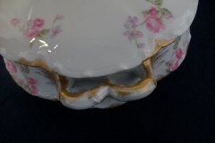 HAVILAND SCATTERED ROSES SCH 39F-OVAL COVERED SERVING BOWL  ..... http://jaapiesfinechinastore.com