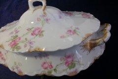 HAVILAND SCATTERED ROSES SCH 39F-OVAL COVERED SERVING BOWL  ..... http://jaapiesfinechinastore.com