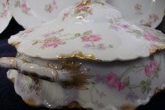 HAVILAND SCATTERED ROSES SCH 39F- ROUND COVERED SERVING BOWL  ..... http://jaapiesfinechinastore.com