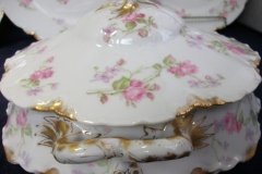 HAVILAND SCATTERED ROSES SCH 39F- ROUND COVERED SERVING BOWL  ..... http://jaapiesfinechinastore.com