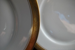 HUTSCHENREUTHER FAVORIT (ENCRUSTED GOLD BAND)-  DINNER PLATE  .....  https://www.jaapiesFineChinaStore.com