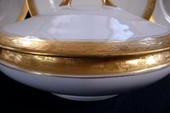 HUTSCHENREUTHER FAVORIT (ENCRUSTED GOLD BAND)-   ROUND COVERED SERVING BOWL     ..... https://www.jaapiesFineChinaStore.com