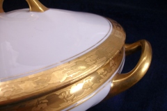 HUTSCHENREUTHER FAVORIT (ENCRUSTED GOLD BAND)-   ROUND COVERED SERVING BOWL     ..... https://www.jaapiesFineChinaStore.com