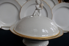 KPM (BERLIN) NEUOSIER 05-   COVERED SERVING  BOWL  .....   ttps://www.jaapiesfinechinastore.com