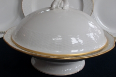 KPM (BERLIN) NEUOSIER 05-   COVERED SERVING  BOWL  .....   ttps://www.jaapiesfinechinastore.com