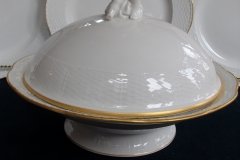 KPM (BERLIN) NEUOSIER 05-   COVERED SERVING  BOWL  .....   ttps://jaapiesfinechinastore.com