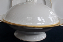 KPM (BERLIN) NEUOSIER 05-   COVERED SERVING  BOWL  .....   ttps://www.jaapiesfinechinastore.com