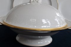 KPM (BERLIN) NEUOSIER 05-   COVERED SERVING  BOWL  .....   ttps://jaapiesfinechinastore.com