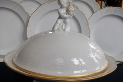 KPM (BERLIN) NEUOSIER 05-   COVERED SERVING  BOWL  .....   ttps://www.jaapiesfinechinastore.com