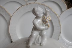 KPM (BERLIN) NEUOSIER 05-   COVERED SERVING  BOWL  .....   ttps://jaapiesfinechinastore.com