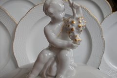 KPM (BERLIN) NEUOSIER 05-   COVERED SERVING  BOWL  .....   ttps://jaapiesfinechinastore.com